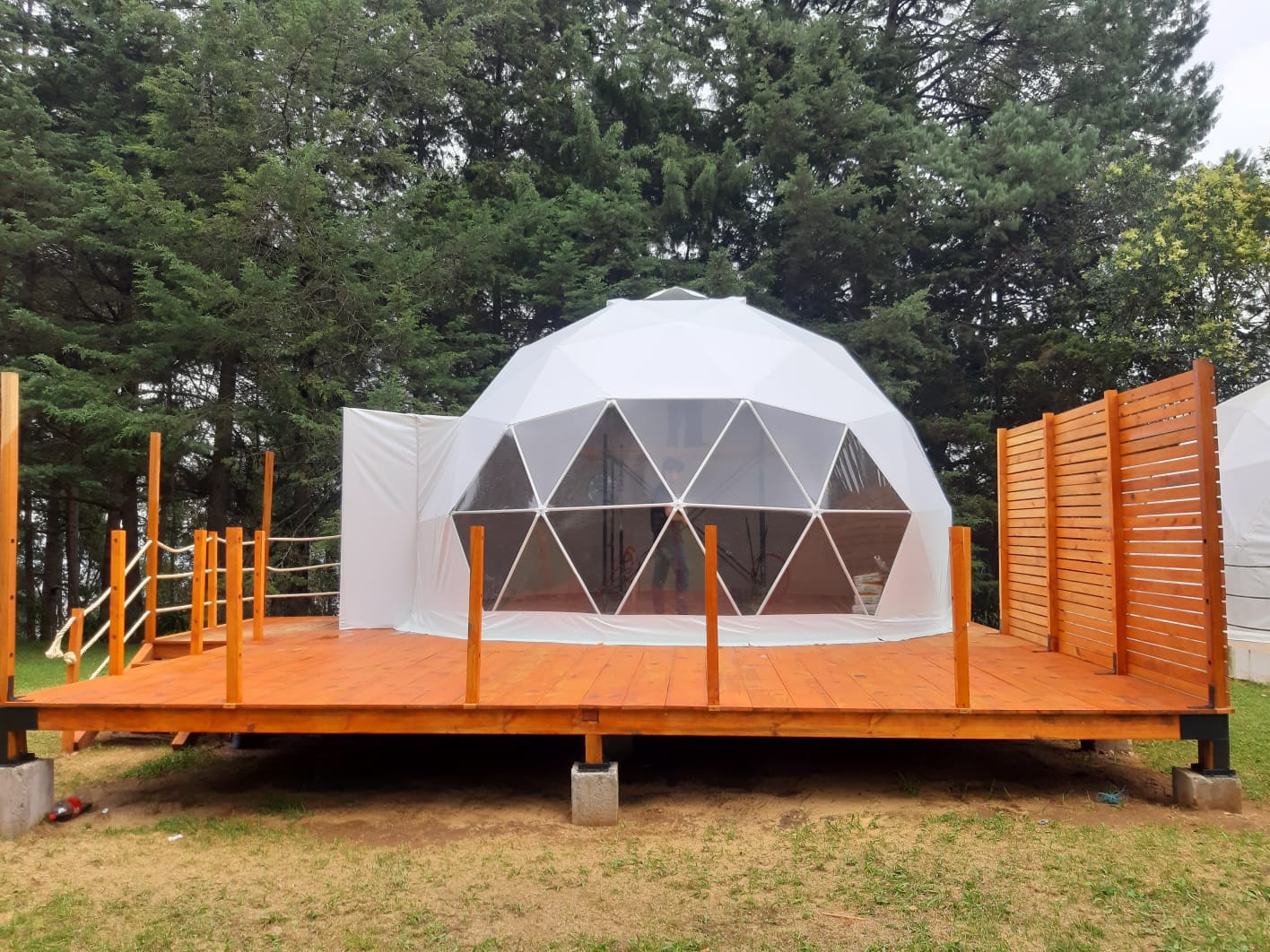 Estructura geodésica instalada